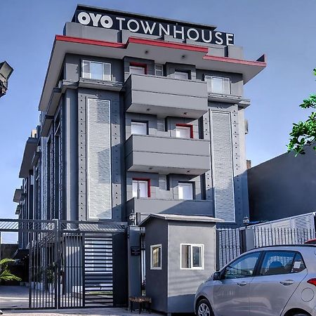 Готель Oyo Townhouse 044 Sector 14 Gurugram Ґурґаон Екстер'єр фото