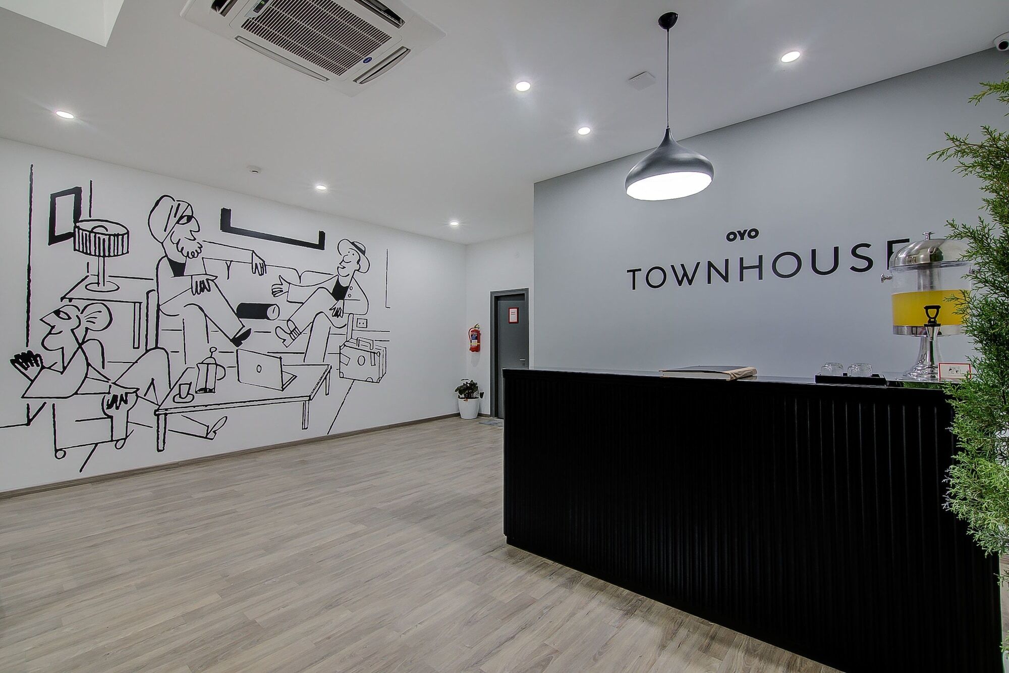 Готель Oyo Townhouse 044 Sector 14 Gurugram Ґурґаон Екстер'єр фото