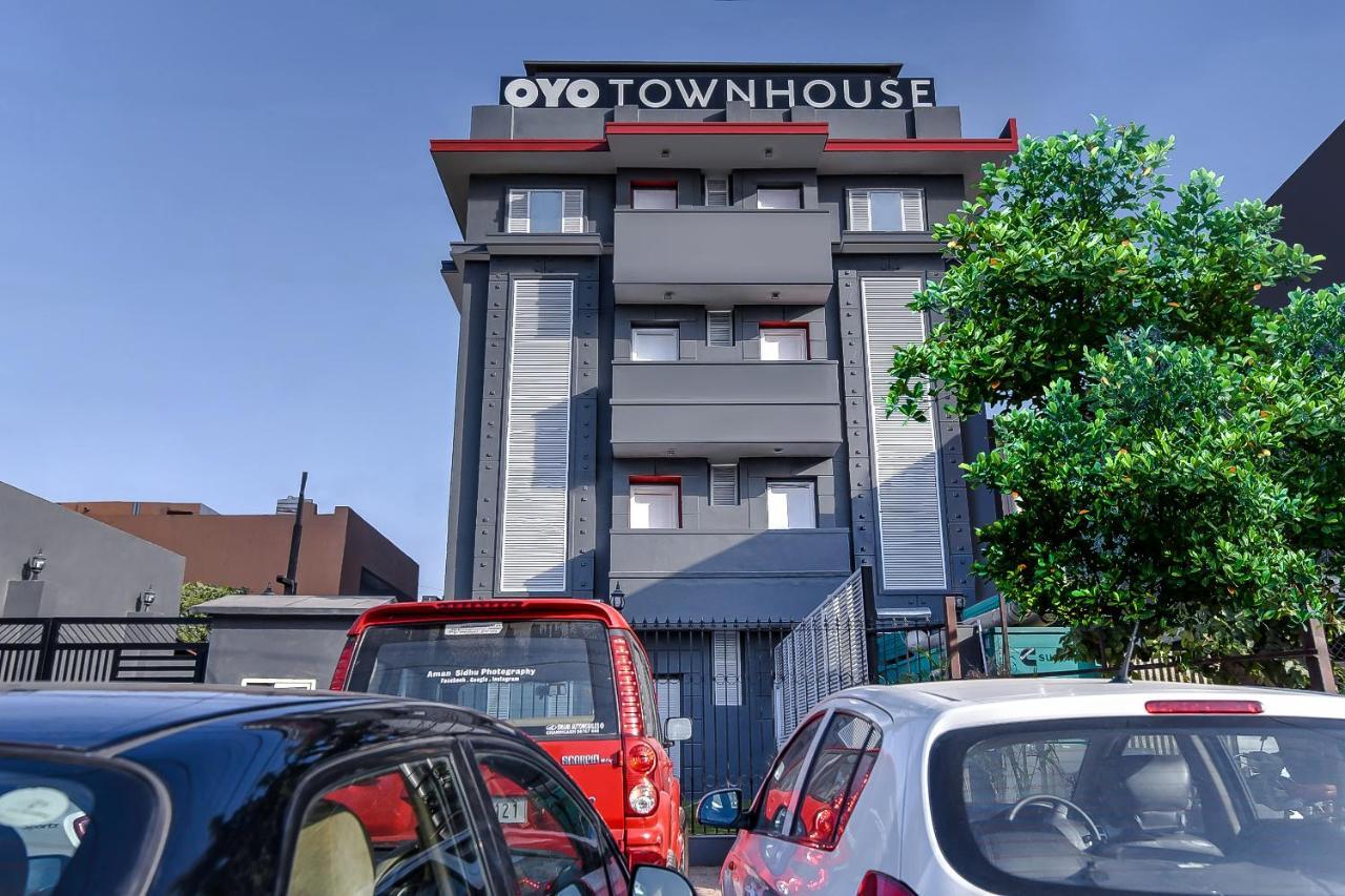 Готель Oyo Townhouse 044 Sector 14 Gurugram Ґурґаон Екстер'єр фото