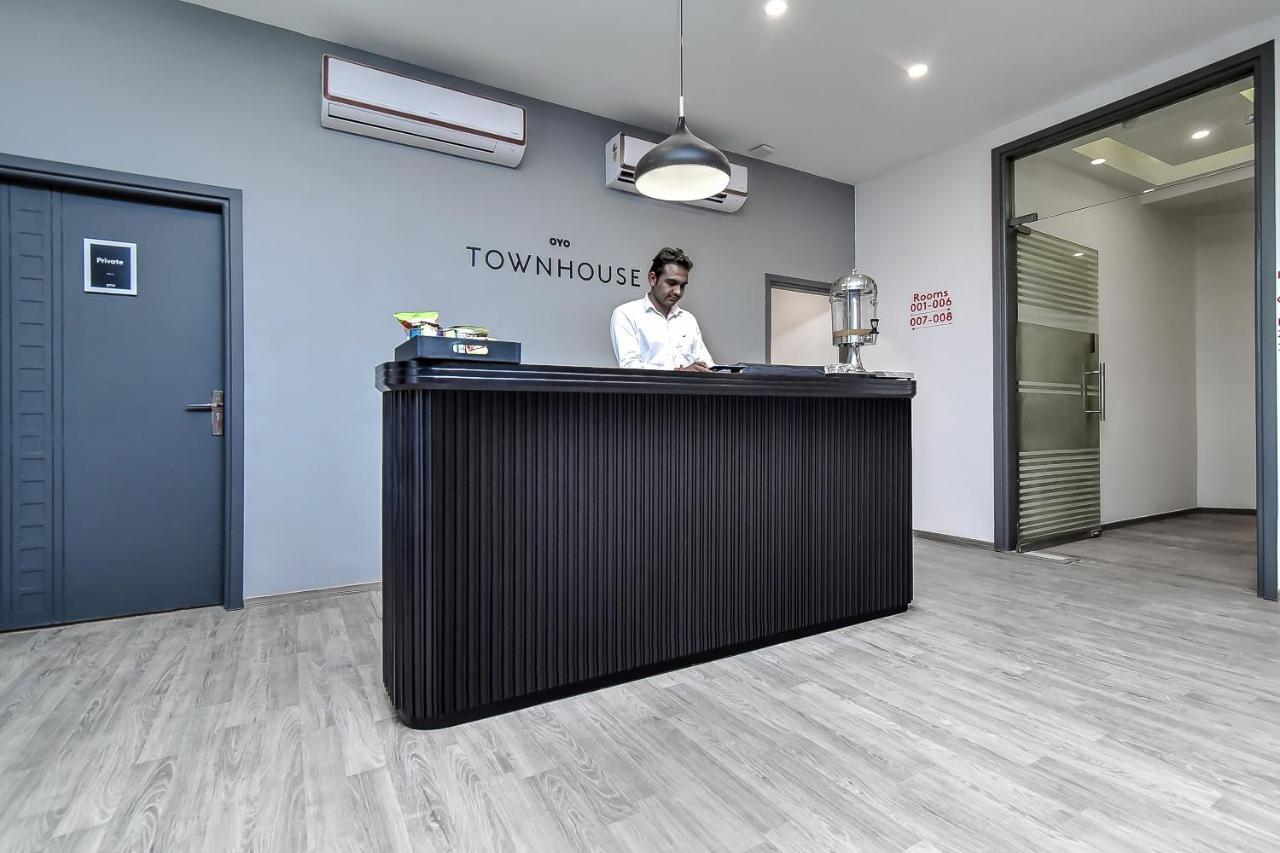 Готель Oyo Townhouse 044 Sector 14 Gurugram Ґурґаон Екстер'єр фото