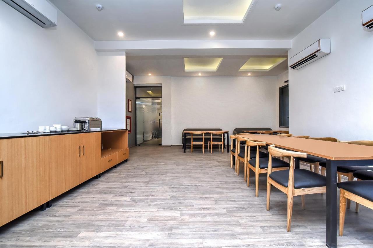 Готель Oyo Townhouse 044 Sector 14 Gurugram Ґурґаон Екстер'єр фото