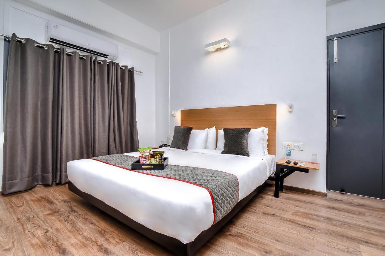 Готель Oyo Townhouse 044 Sector 14 Gurugram Ґурґаон Екстер'єр фото