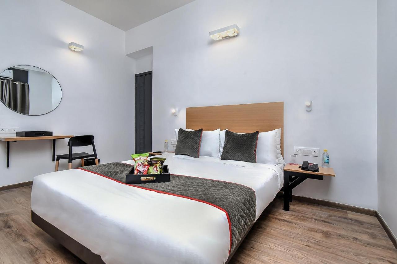Готель Oyo Townhouse 044 Sector 14 Gurugram Ґурґаон Екстер'єр фото