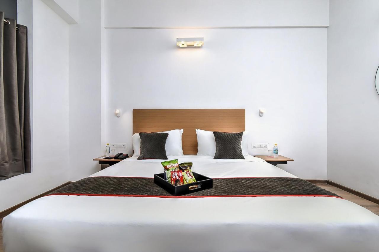 Готель Oyo Townhouse 044 Sector 14 Gurugram Ґурґаон Екстер'єр фото