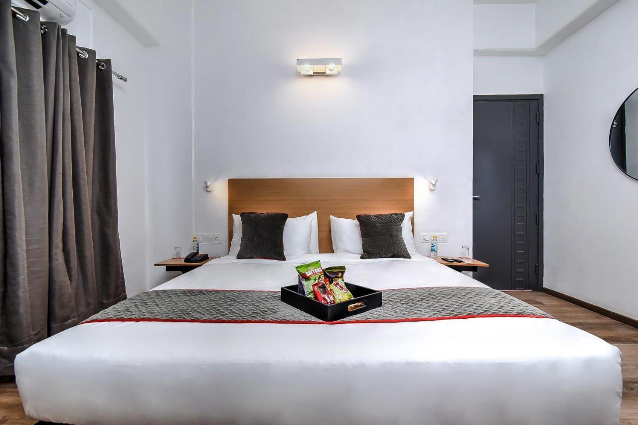 Готель Oyo Townhouse 044 Sector 14 Gurugram Ґурґаон Екстер'єр фото