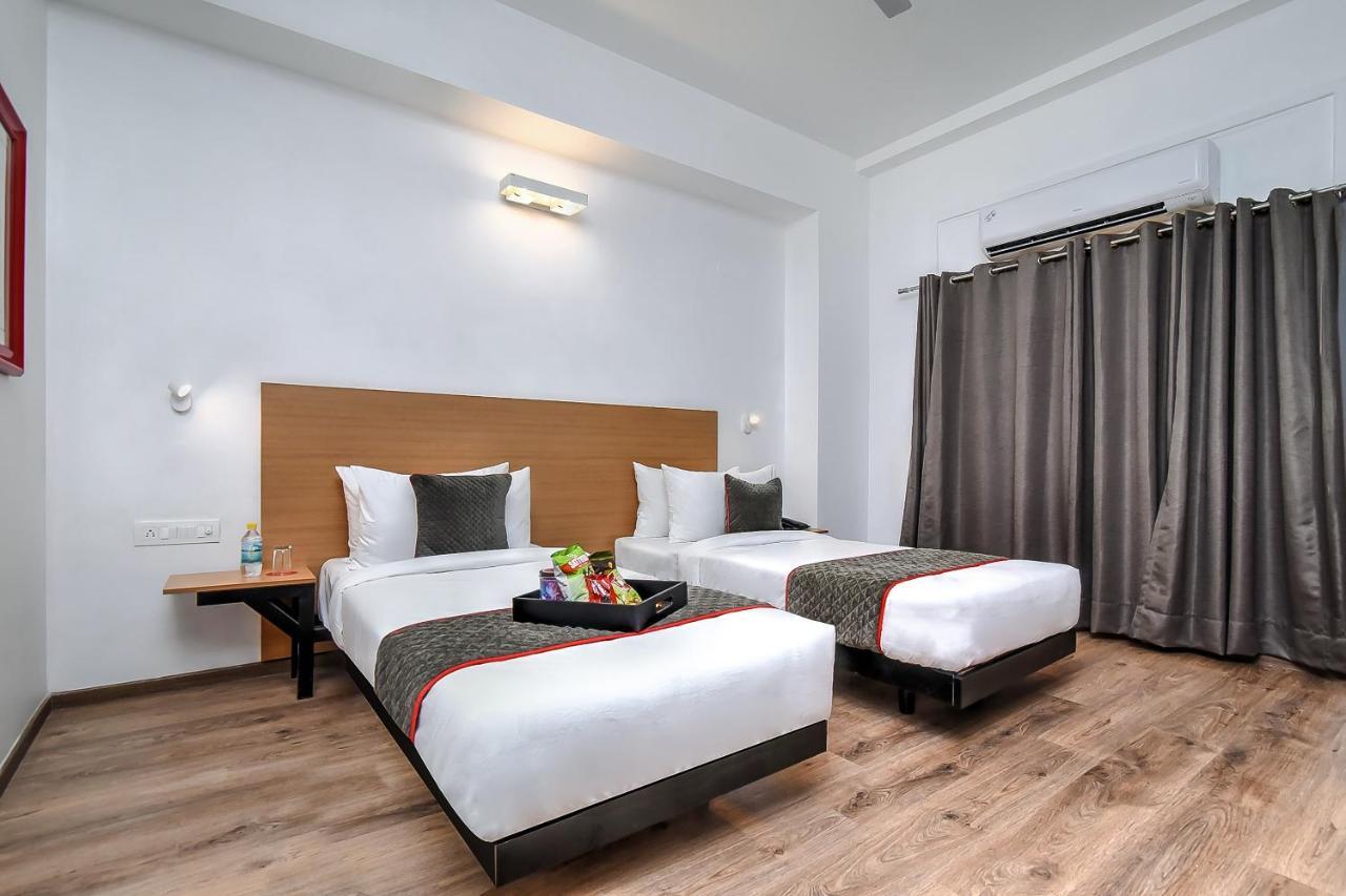 Готель Oyo Townhouse 044 Sector 14 Gurugram Ґурґаон Екстер'єр фото