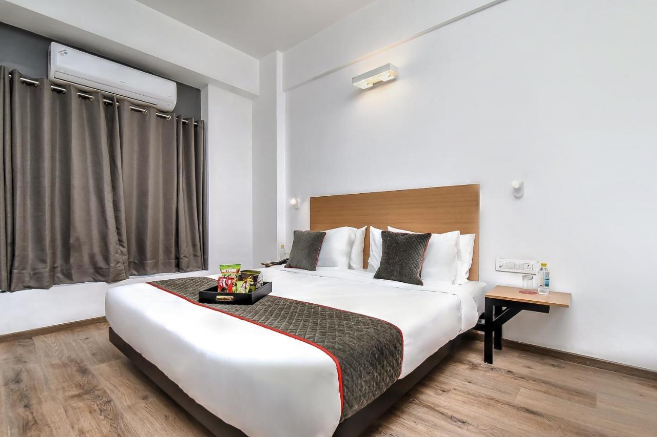 Готель Oyo Townhouse 044 Sector 14 Gurugram Ґурґаон Екстер'єр фото
