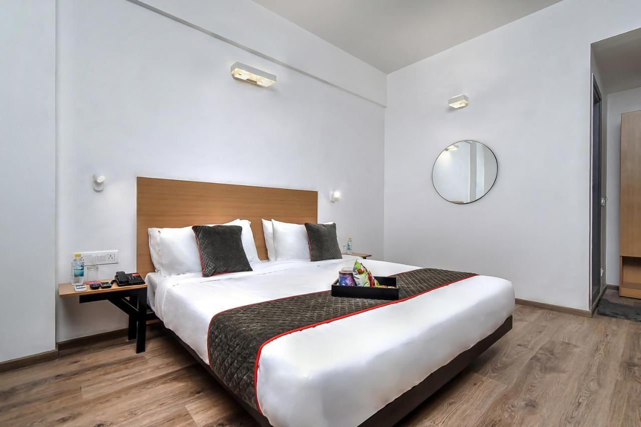 Готель Oyo Townhouse 044 Sector 14 Gurugram Ґурґаон Екстер'єр фото