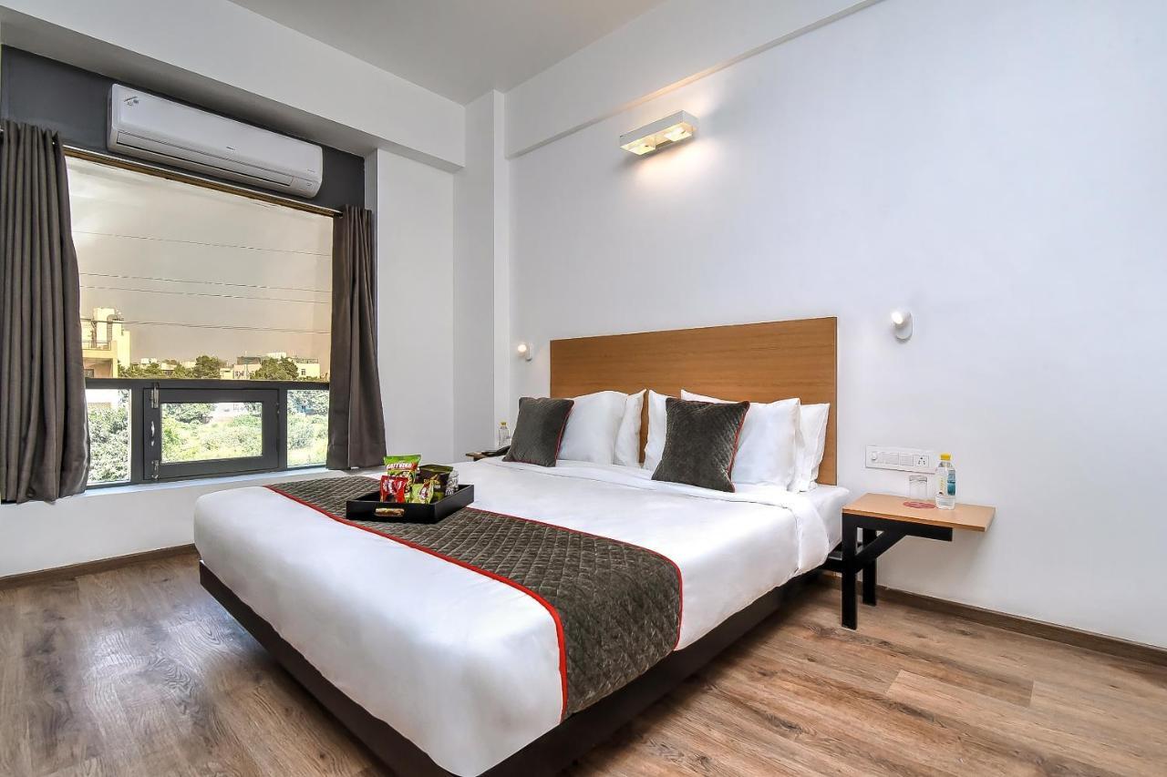 Готель Oyo Townhouse 044 Sector 14 Gurugram Ґурґаон Екстер'єр фото